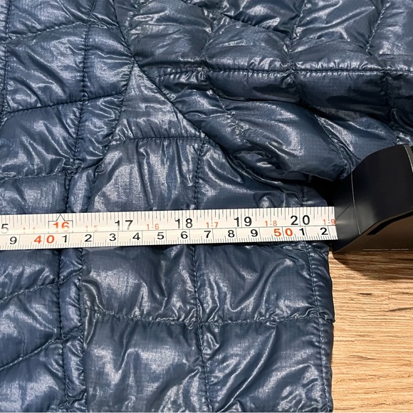 The North Face Thermoball womens hooded jacket. Size Large - Picture 4 of 16